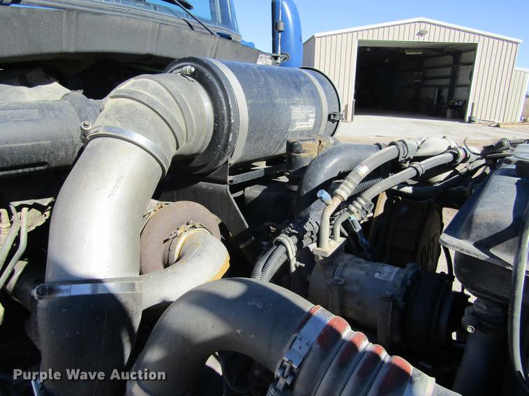 image for item DE6613 2005 Kenworth T600 semi truck