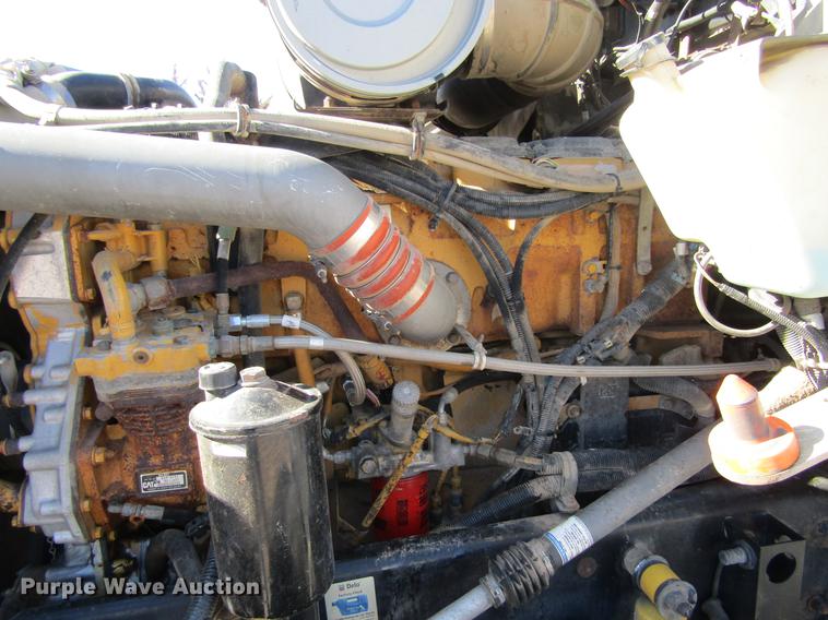 image for item DE6613 2005 Kenworth T600 semi truck