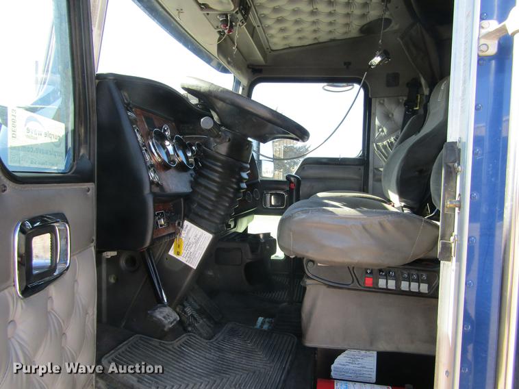 image for item DE6613 2005 Kenworth T600 semi truck