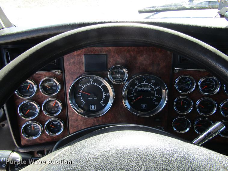 image for item DE6613 2005 Kenworth T600 semi truck