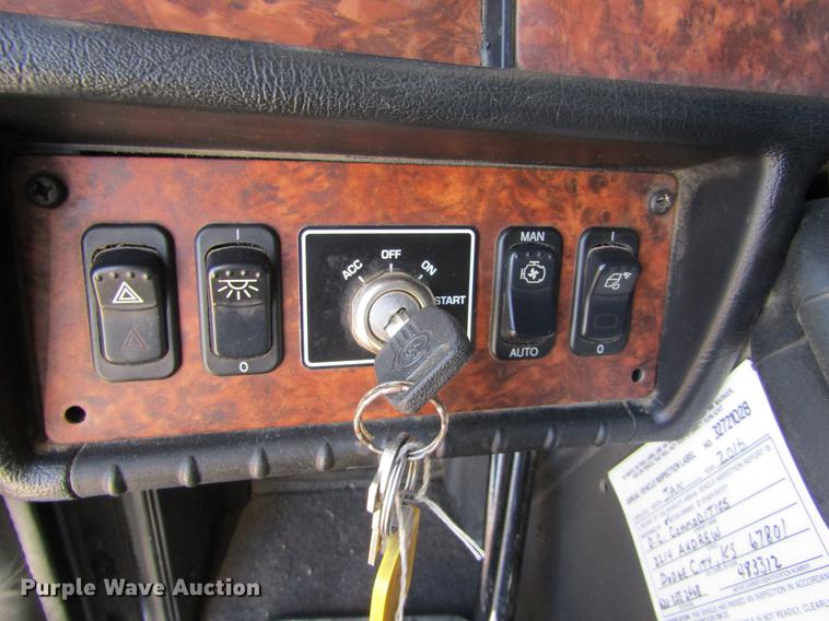 image for item DE6613 2005 Kenworth T600 semi truck