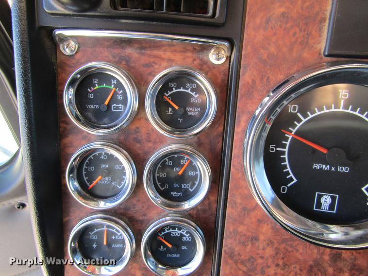 image for item DE6613 2005 Kenworth T600 semi truck