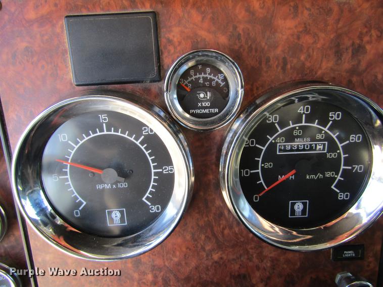 image for item DE6613 2005 Kenworth T600 semi truck