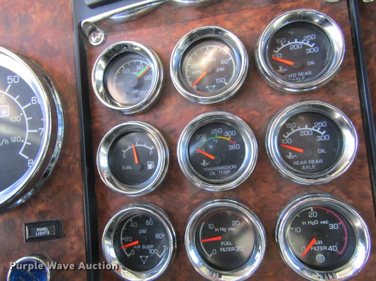 image for item DE6613 2005 Kenworth T600 semi truck