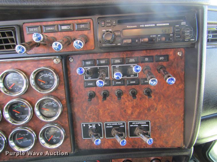 image for item DE6613 2005 Kenworth T600 semi truck