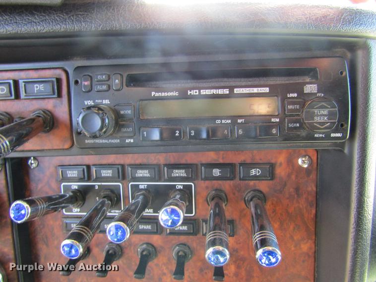 image for item DE6613 2005 Kenworth T600 semi truck