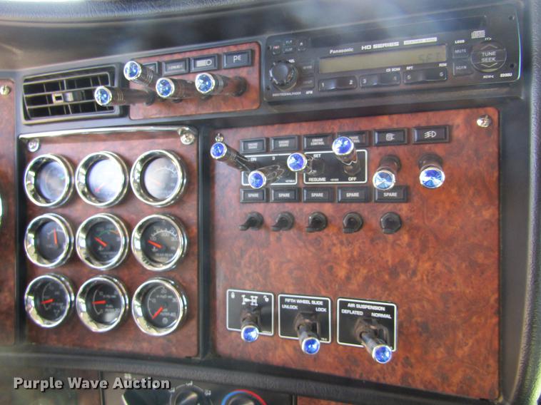 image for item DE6613 2005 Kenworth T600 semi truck