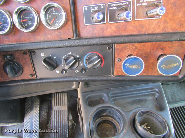 image for item DE6613 2005 Kenworth T600 semi truck