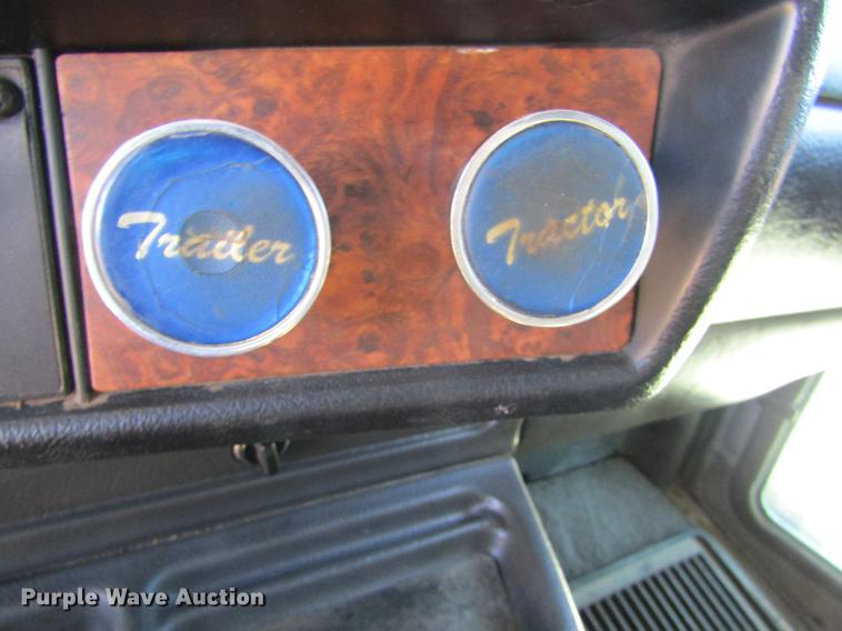 image for item DE6613 2005 Kenworth T600 semi truck