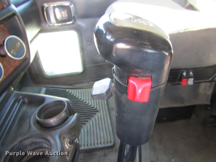 image for item DE6613 2005 Kenworth T600 semi truck