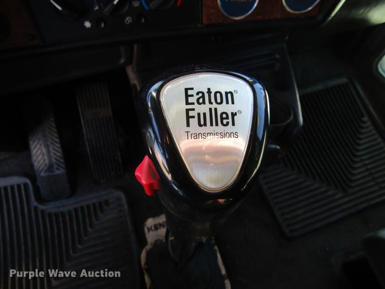 image for item DE6613 2005 Kenworth T600 semi truck