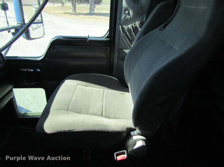 image for item DE6613 2005 Kenworth T600 semi truck