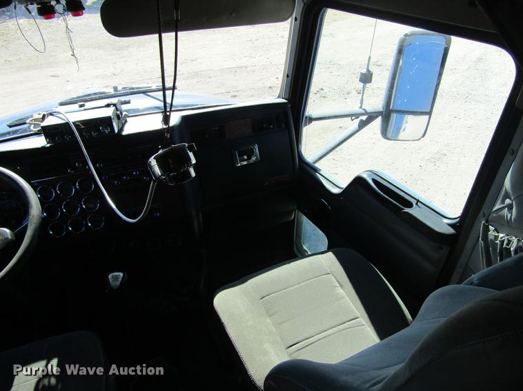 image for item DE6613 2005 Kenworth T600 semi truck