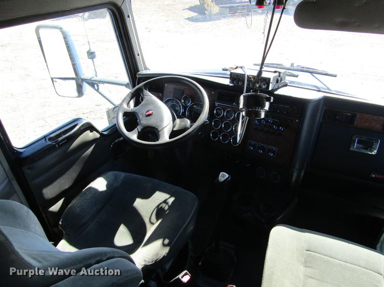 image for item DE6613 2005 Kenworth T600 semi truck