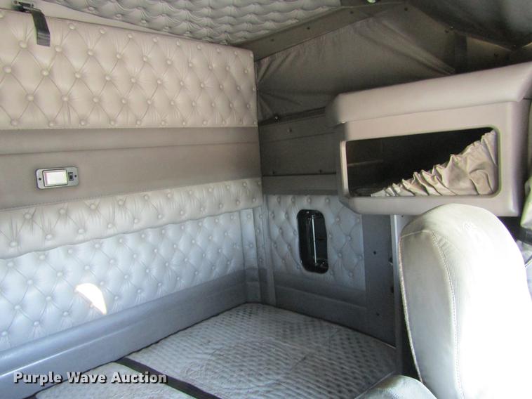 image for item DE6613 2005 Kenworth T600 semi truck