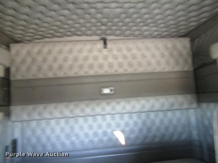 image for item DE6613 2005 Kenworth T600 semi truck