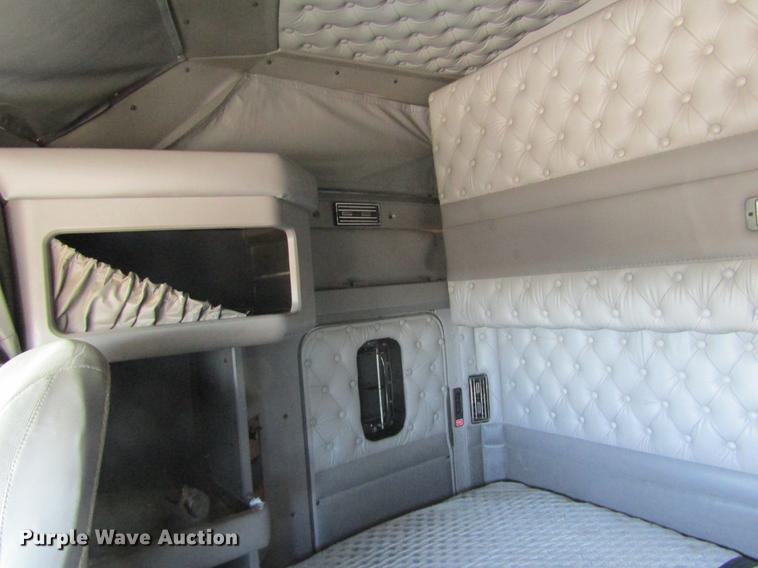 image for item DE6613 2005 Kenworth T600 semi truck