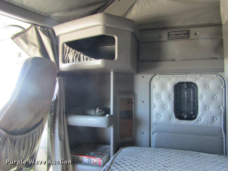 image for item DE6613 2005 Kenworth T600 semi truck