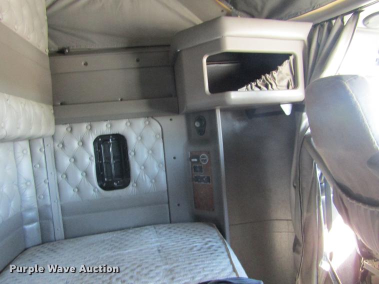 image for item DE6613 2005 Kenworth T600 semi truck