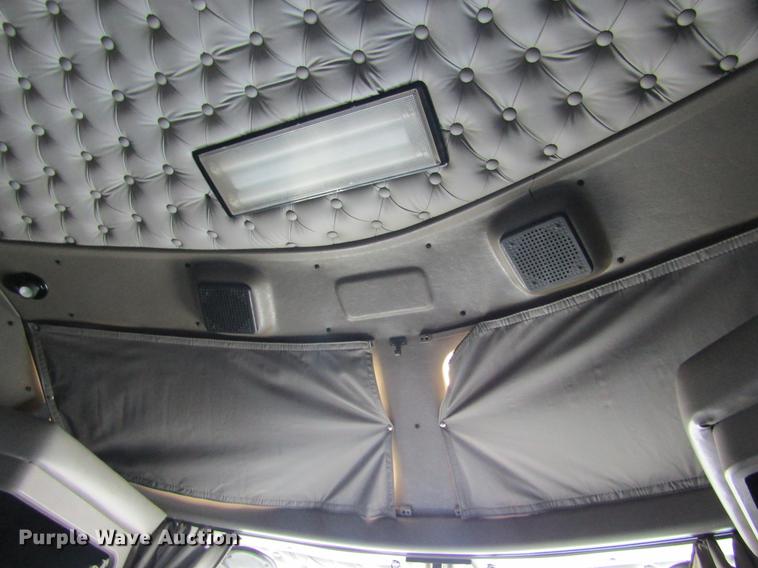 image for item DE6613 2005 Kenworth T600 semi truck