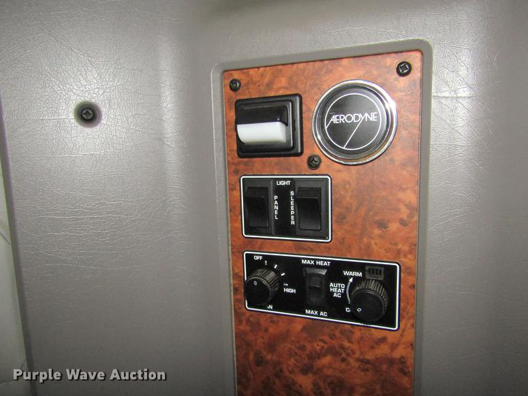 image for item DE6613 2005 Kenworth T600 semi truck