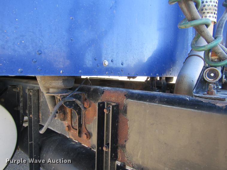 image for item DE6613 2005 Kenworth T600 semi truck