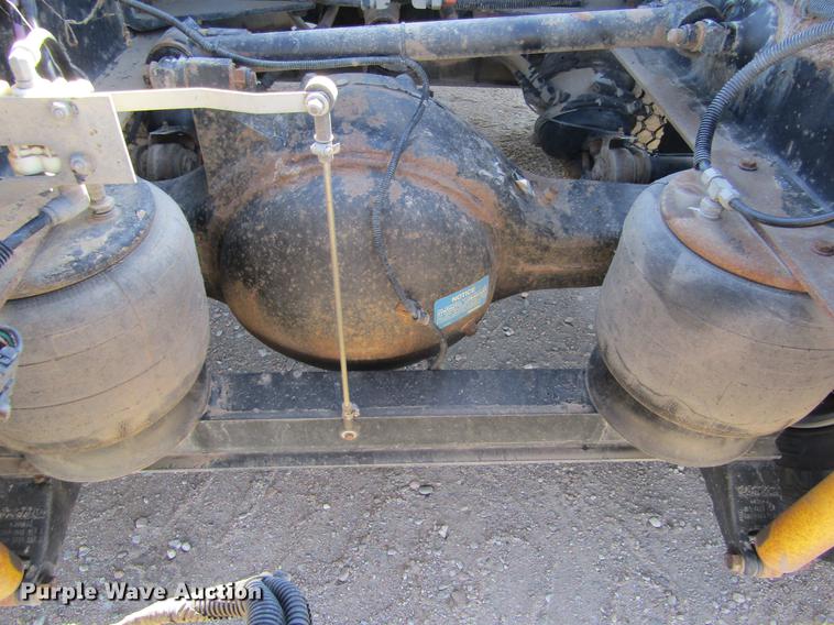 image for item DE6613 2005 Kenworth T600 semi truck