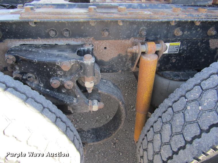 image for item DE6613 2005 Kenworth T600 semi truck