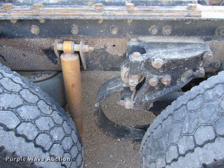 image for item DE6613 2005 Kenworth T600 semi truck