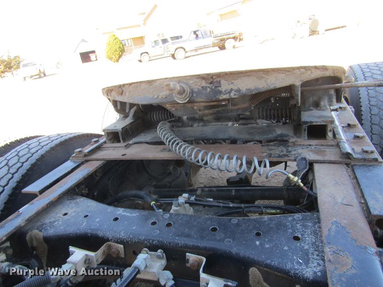 image for item DE6613 2005 Kenworth T600 semi truck