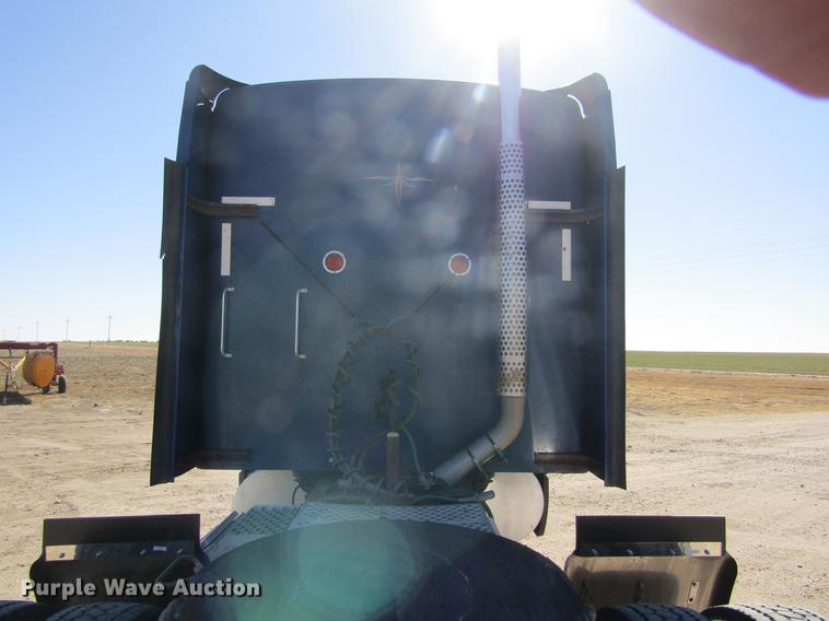 image for item DE6613 2005 Kenworth T600 semi truck