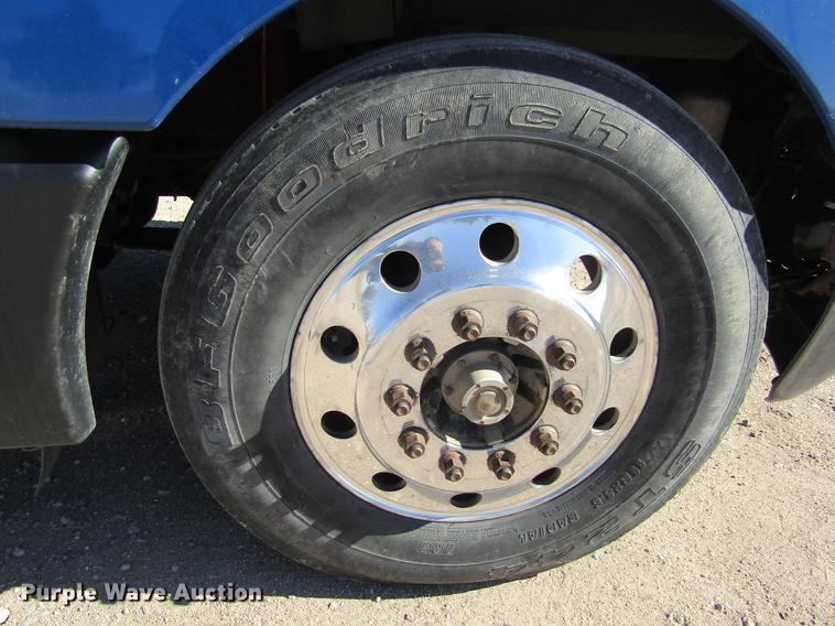 image for item DE6613 2005 Kenworth T600 semi truck