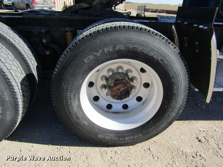 image for item DE6613 2005 Kenworth T600 semi truck