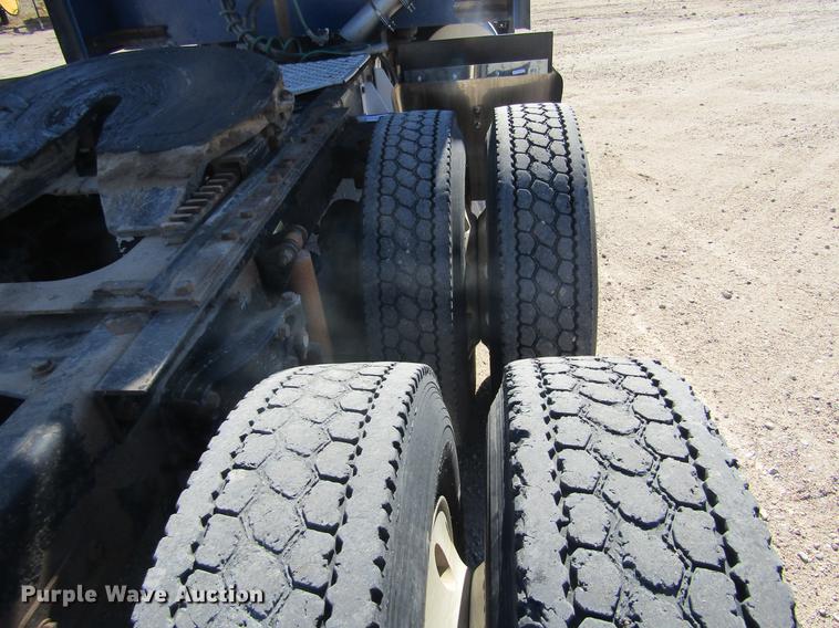 image for item DE6613 2005 Kenworth T600 semi truck