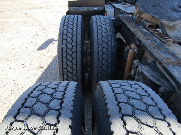 image for item DE6613 2005 Kenworth T600 semi truck