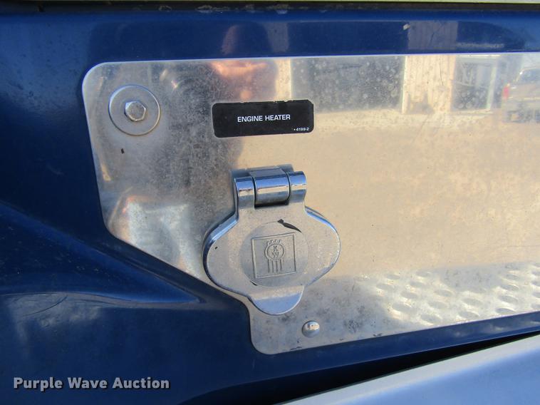 image for item DE6613 2005 Kenworth T600 semi truck