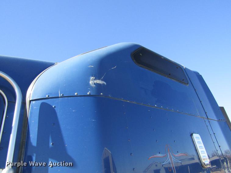 image for item DE6613 2005 Kenworth T600 semi truck