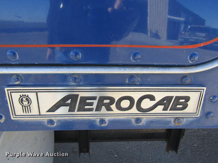 image for item DE6613 2005 Kenworth T600 semi truck