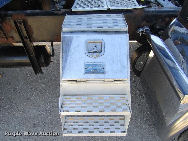 image for item DE6613 2005 Kenworth T600 semi truck