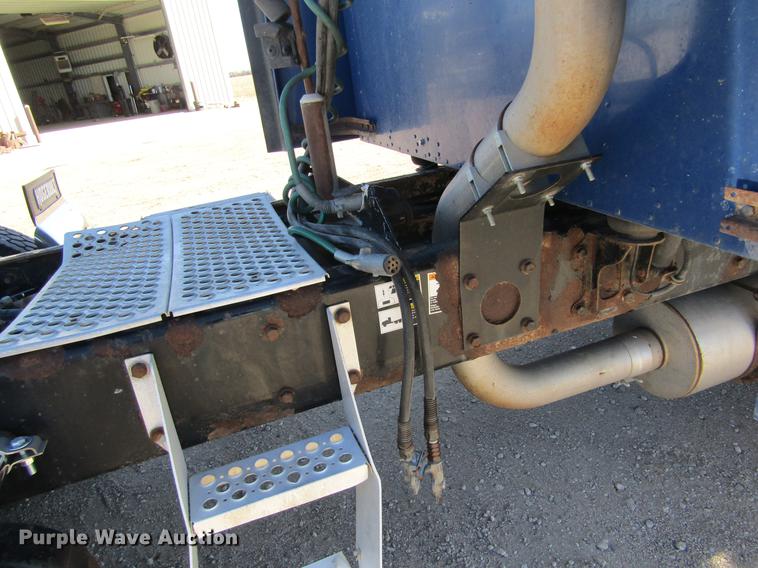 image for item DE6613 2005 Kenworth T600 semi truck