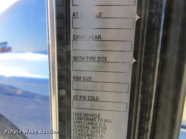 image for item DE6613 2005 Kenworth T600 semi truck