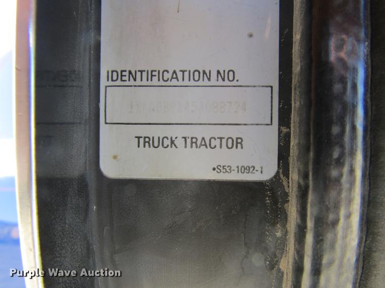 image for item DE6613 2005 Kenworth T600 semi truck