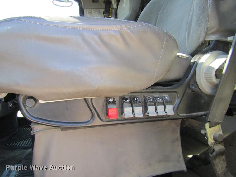 image for item DE6613 2005 Kenworth T600 semi truck