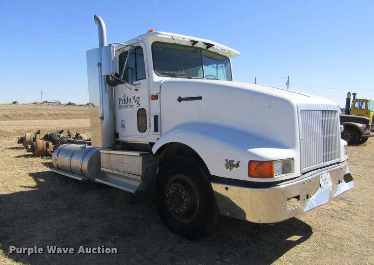 image for item DE6631 1995 International 9400 truck cab and chassis