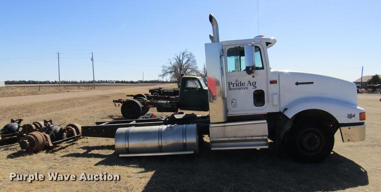 image for item DE6631 1995 International 9400 truck cab and chassis