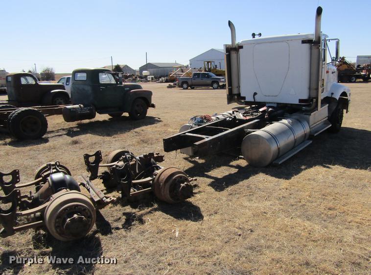 image for item DE6631 1995 International 9400 truck cab and chassis