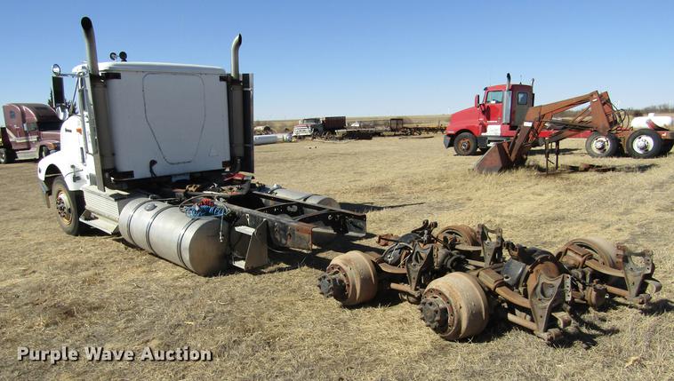 image for item DE6631 1995 International 9400 truck cab and chassis