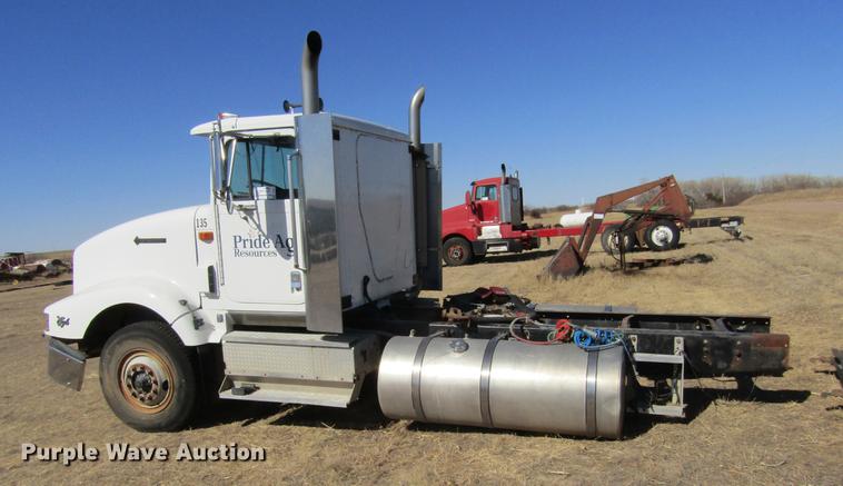 image for item DE6631 1995 International 9400 truck cab and chassis