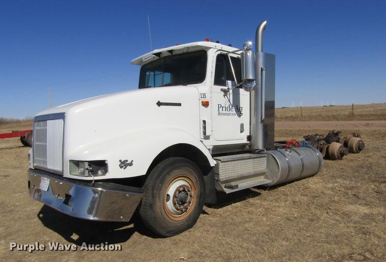 image for item DE6631 1995 International 9400 truck cab and chassis