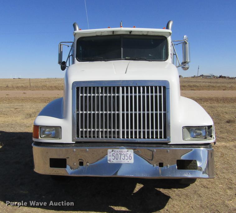 image for item DE6631 1995 International 9400 truck cab and chassis